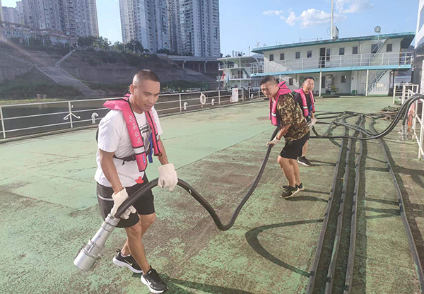 忠縣分公司游輪岸電搭接、船舶生活污水排岸創(chuàng)歷史新高2.jpg